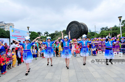 百色警民同樂(lè)體驗(yàn)“壯族三月三”民俗活動(dòng)