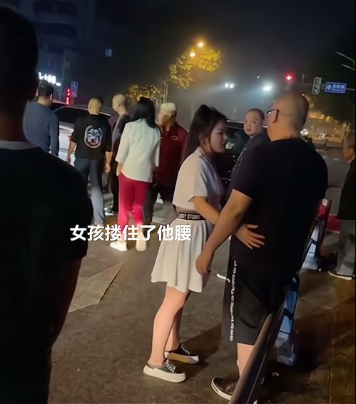 廣西女子撞車后使出 美人計 ,央求司機(jī)私了, 上來就摟腰